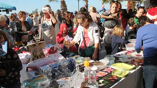 Christmas pazarı Fethiye'yi canlandırdı