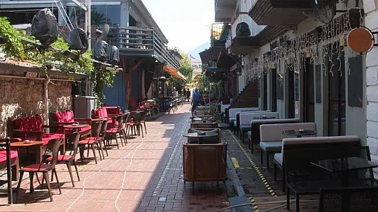 KENDİ KENDİLERİNİ YAKTILAR