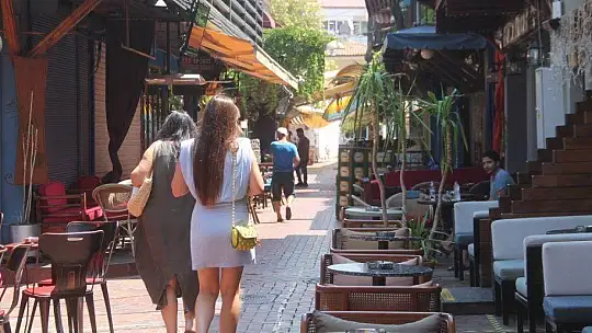 KENDİ KENDİLERİNİ YAKTILAR