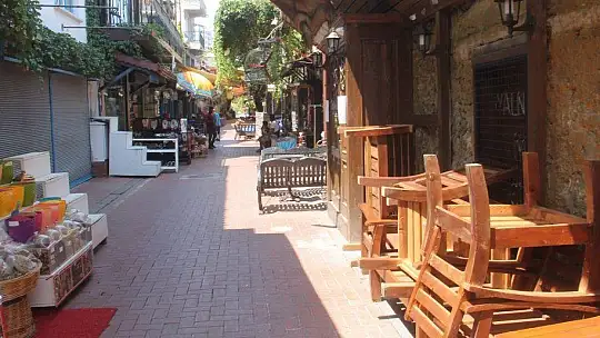 KENDİ KENDİLERİNİ YAKTILAR