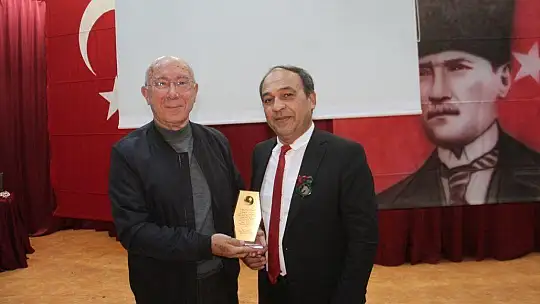 Turnuvada dereceye girenler ödüllerini aldı 