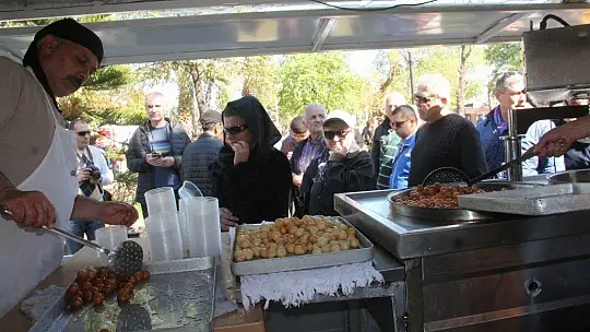 Babası adına kütüphane yaptırdı 