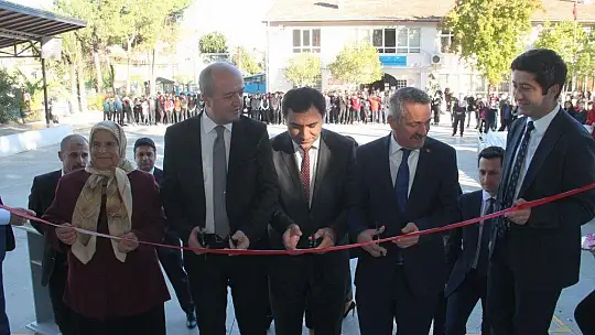 Babası adına kütüphane yaptırdı 