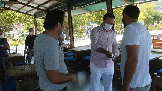 FETHİYE'DE KAYMAKAMDAN MASKE DENETLEMESİ