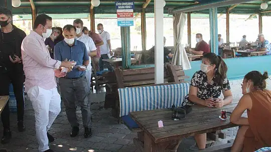 FETHİYE'DE KAYMAKAMDAN MASKE DENETLEMESİ