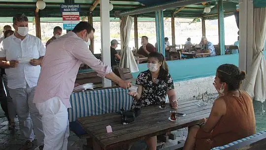 FETHİYE'DE KAYMAKAMDAN MASKE DENETLEMESİ