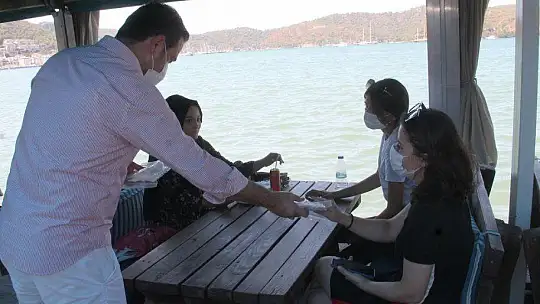 FETHİYE'DE KAYMAKAMDAN MASKE DENETLEMESİ