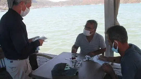 FETHİYE'DE KAYMAKAMDAN MASKE DENETLEMESİ