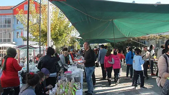 Okulun eksiklerini gidermek için kermes düzenlediler