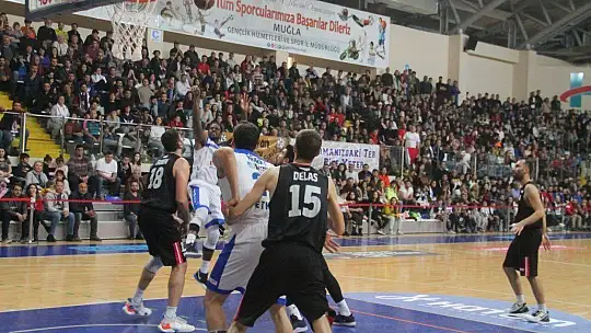 Lider Samsun engelini de aştı 82-72