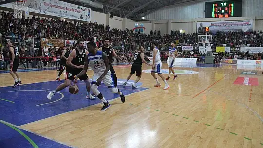 Lider Samsun engelini de aştı 82-72