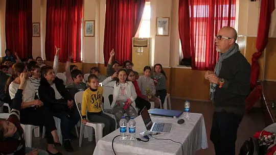 Öğrencilere atmosferi anlattı