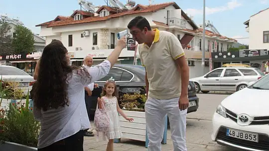 ÜNLÜ PROFESÖR FETHİYE'DE DÜNYA EVİNE GİRDİ 