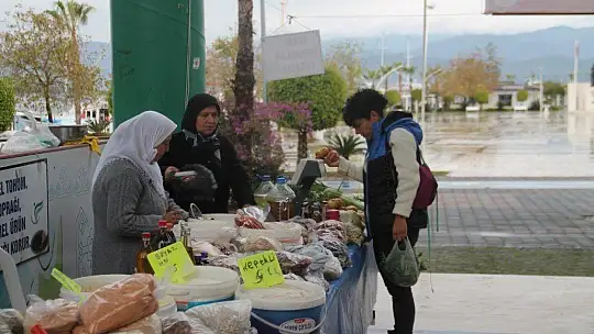 Yağmur çamur demeden satışlarına devam ediyorlar