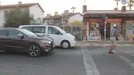 Kırmızı ışıkta jonglör gösterisi