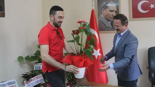 Beşiktaş taraftarlarından AK Partili Öztürk'e nezaket ziyaret