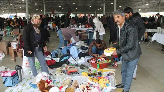 Her hafta kurulan pazara yoğun ilgi