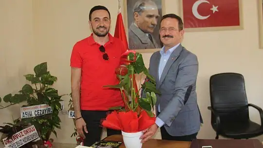 Beşiktaş taraftarlarından AK Partili Öztürk'e nezaket ziyaret