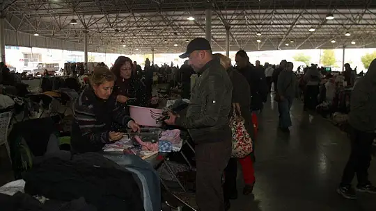 Her hafta kurulan pazara yoğun ilgi