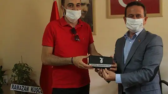 Beşiktaş taraftarlarından AK Partili Öztürk'e nezaket ziyaret