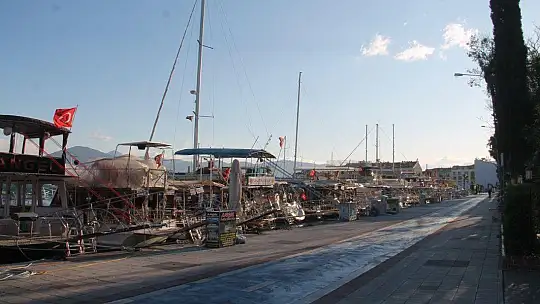 Fethiye'de sahil bandı bomboş kaldı 