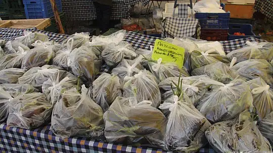 Semt pazarlarında sebze meyve poşette 