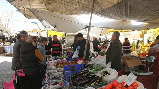 Semt pazarlarında sebze meyve poşette 