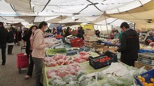 Semt pazarlarında sebze meyve poşette 