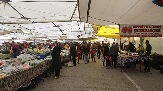 Semt pazarlarında sebze meyve poşette 