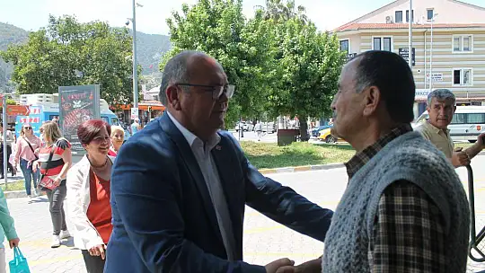 Aday Demir, pazar esnafıyla buluştu