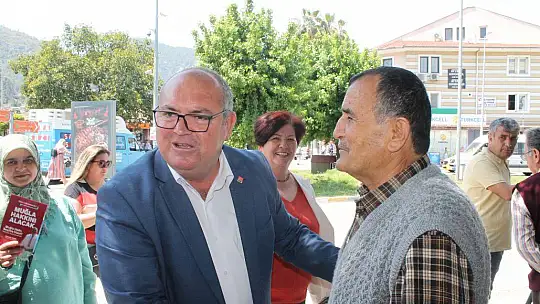 Aday Demir, pazar esnafıyla buluştu