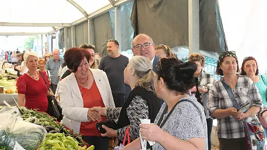 Aday Demir, pazar esnafıyla buluştu