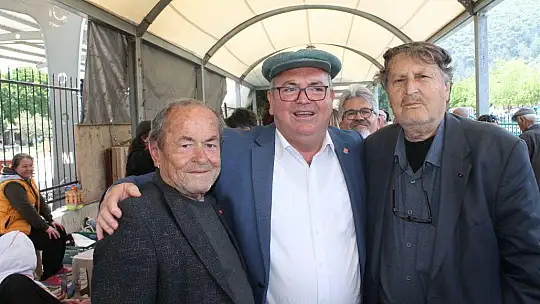 Aday Demir, pazar esnafıyla buluştu