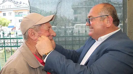 Aday Demir, pazar esnafıyla buluştu