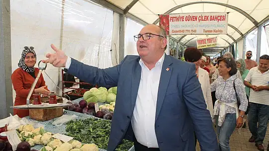 Aday Demir, pazar esnafıyla buluştu