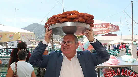 Aday Demir, pazar esnafıyla buluştu