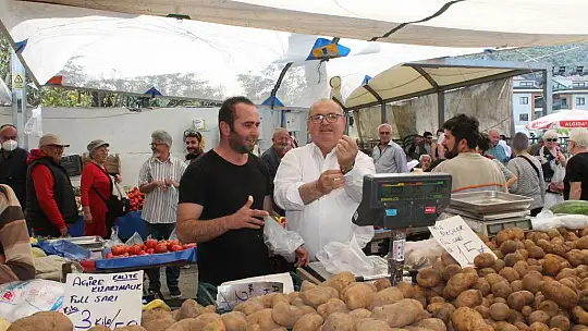 Aday Demir, pazar esnafıyla buluştu