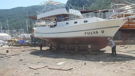 Tersanedeki tekneler son hızla yaz sezonuna hazırlanıyor