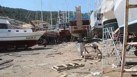 Tersanedeki tekneler son hızla yaz sezonuna hazırlanıyor