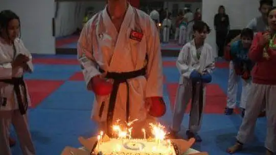 Şampiyon sporcuya pastalı kutlama