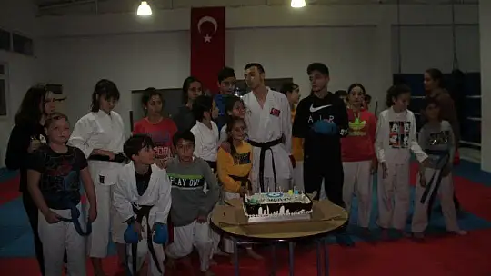 Şampiyon sporcuya pastalı kutlama