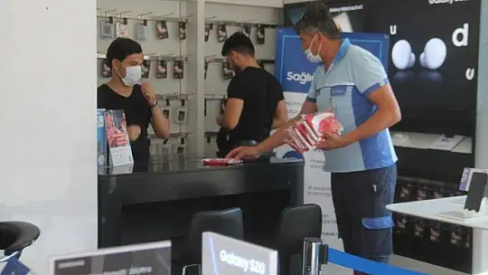 2 BİN 500 TÜRK BAYRAĞI DAĞITILDI