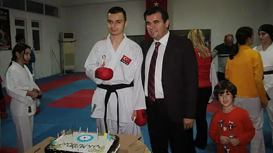 Şampiyon sporcuya pastalı kutlama