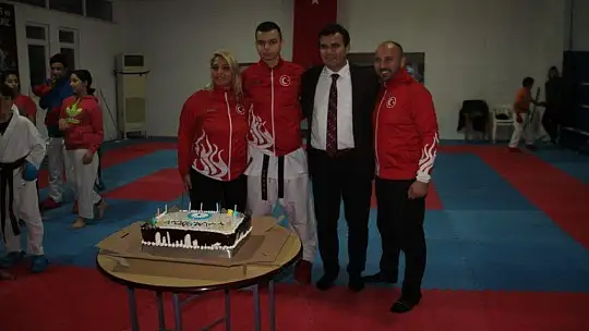 Şampiyon sporcuya pastalı kutlama