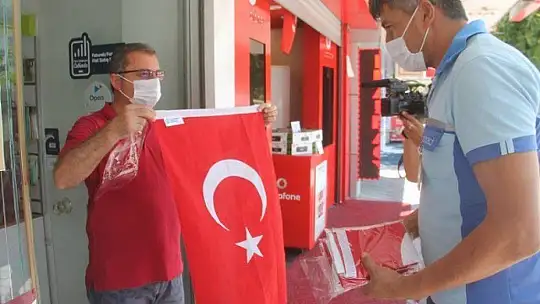 2 BİN 500 TÜRK BAYRAĞI DAĞITILDI
