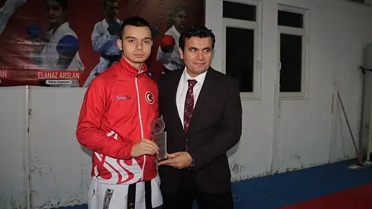 Şampiyon sporcuya pastalı kutlama