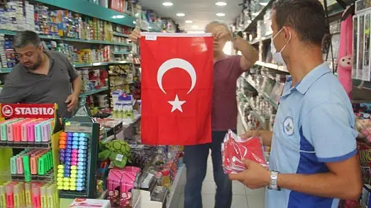 2 BİN 500 TÜRK BAYRAĞI DAĞITILDI