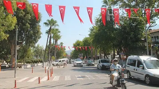 2 BİN 500 TÜRK BAYRAĞI DAĞITILDI