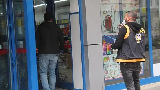 Polis ekipleri marketleri denetledi