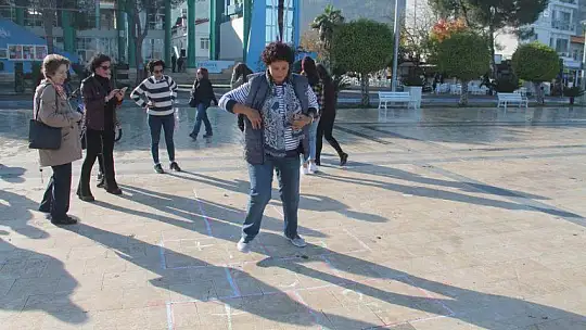 Çocuklar sokak oyunlarını tanıdı